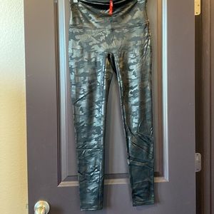 SPANX CAMO faux leather legging EUC